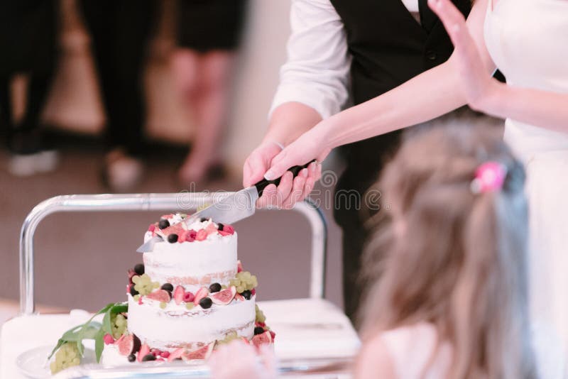 Bride and groom cut the wedding cake close up royalty free stock photos Bride and groom cut the wedding cake close up royalty free stock photos