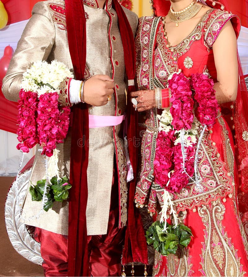 What Jaimala Color To Pick Based On Your Lehenga! | Indian wedding, Bridal  lehenga red, Indian wedding couple