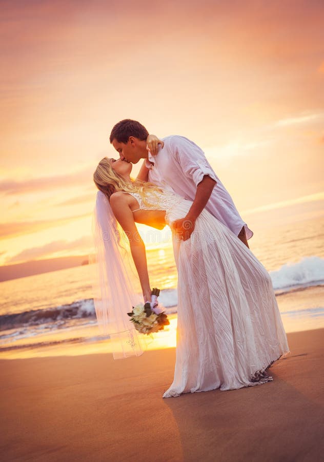 Bride and Groom, Kissing at Sunset on a Beautiful Tropical Beach royalty free stock photography Bride and Groom, Kissing at Sunset on a Beautiful Tropical Beach royalty free stock photography