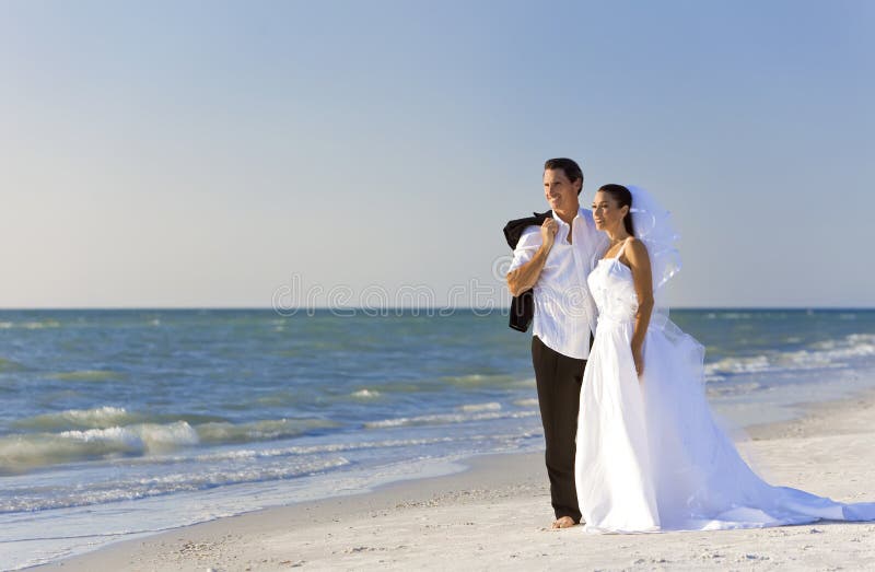 Casado, novia acicalar, común en amanecer sobre el hermoso Playa.