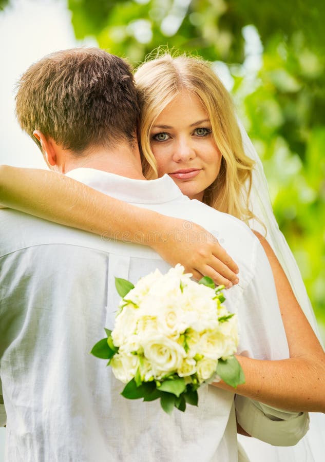 bride and groom romantic poses bride and groom romantic poses