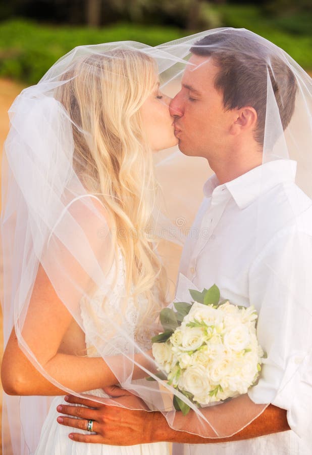 bride and groom romantic poses bride and groom romantic poses