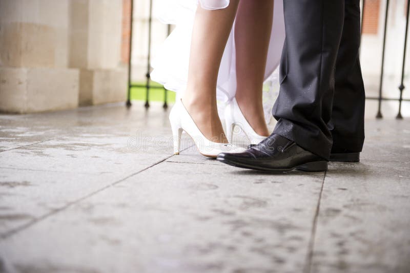 Идти друг напротив друга. Жених и невеста стоят напротив друг друга. Ноги друг напротив друга. Обувь жениха на свадьбу. Ноги друг напротив друга в обуви.