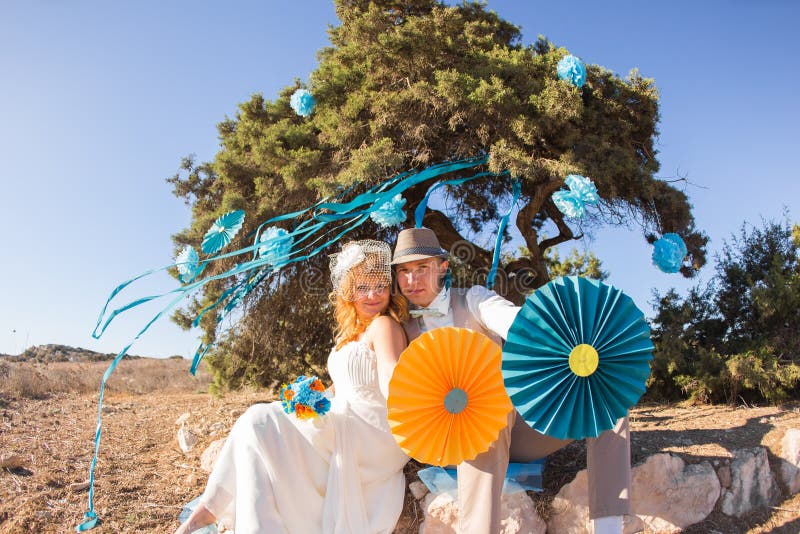 Bride and Groom have fun in their wedding day royalty free stock images Bride and Groom have fun in their wedding day royalty free stock images