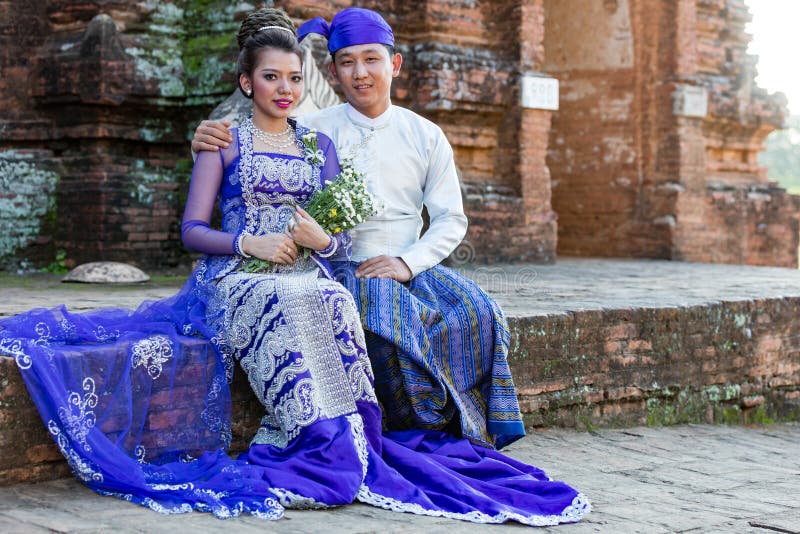 Bride and Groom Traditional Cosutmes Bagan Myanmar Editorial ...