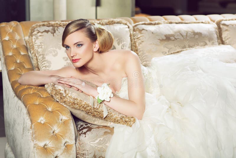 Bride lying on sofa stock photography Bride lying on sofa stock photography