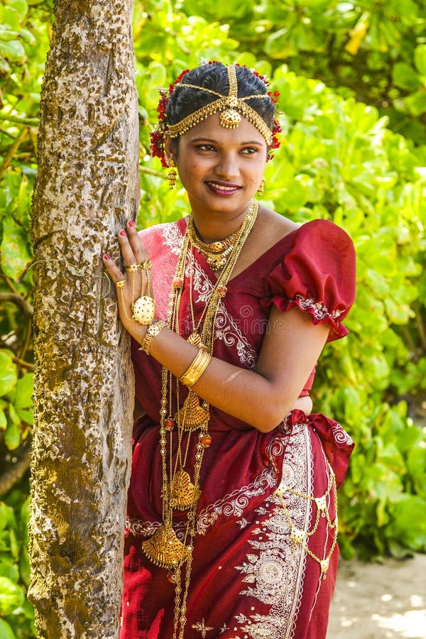 South Indian Bridal Pose - overloaded 💕💕💕 #bride #keralabride #bridetobe  | Facebook