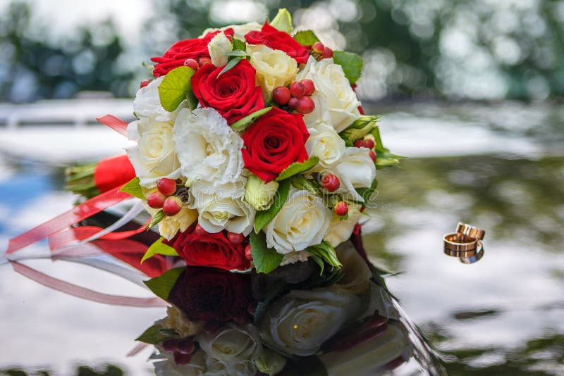 Bride`s bouquet and wedding rings stock image Bride`s bouquet and wedding rings stock image