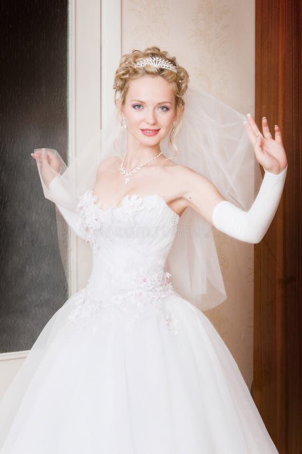 A bride with a veil at home