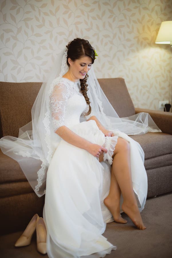 The Bride Wears a Wedding Garter on Leg Stock Photo - Image of elegant, girl: 69399262