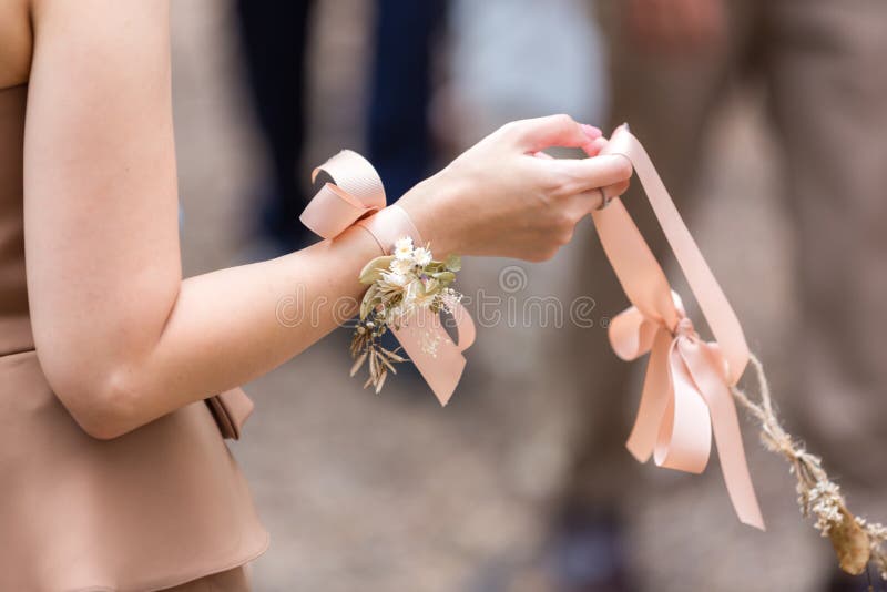 European Wedding Ribbon Rose Wrist Corsage Pearl Corsage Bracelet Bride  Bridesmaid Hand Wrist Flower Wedding Accessories SW33-H