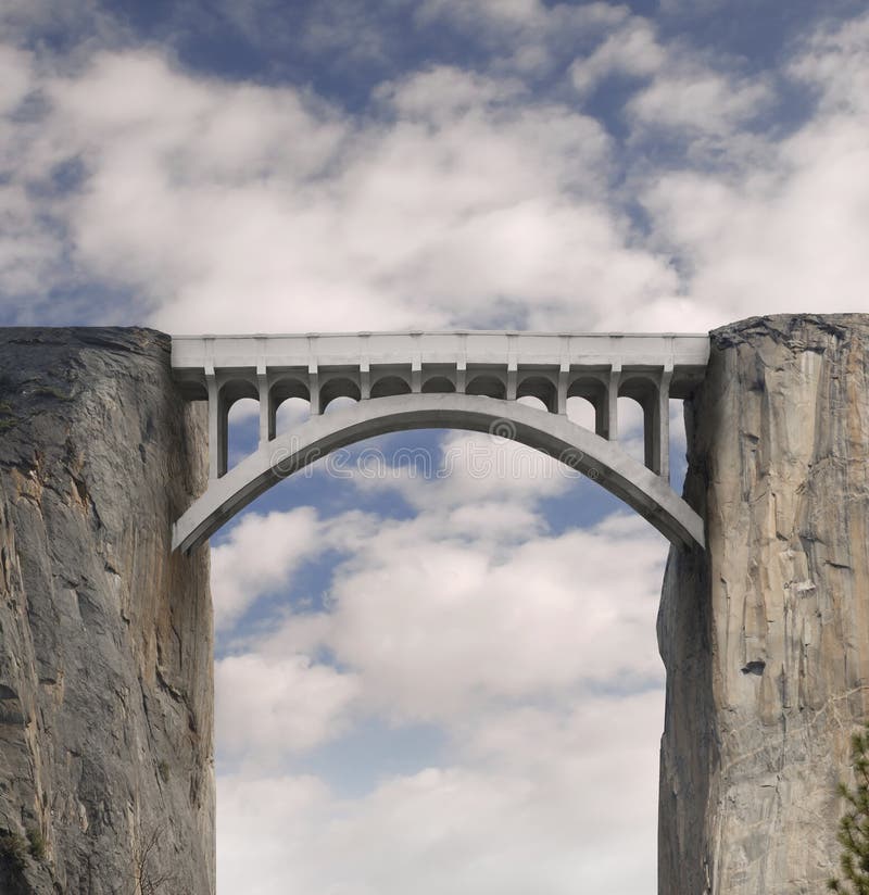 Ponte in cemento armato tra due montagne.