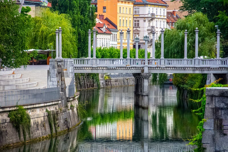 Hermoso sobre el puente sobre el un rio en en Eslovenia.