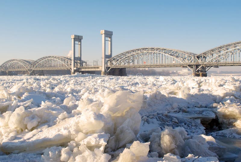 Bridge den djupfryst over floden royaltyfri bild