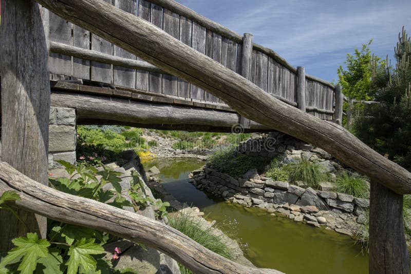 Bridge of Gardens, Pedestrian Walkway that Connects the Two Side of South  Coast Plaza Editorial Photography - Image of california, bridge: 161019787