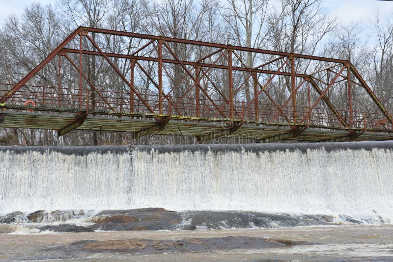 Secolo vecchio covone ponte come gamba ponte è un mostrerò essendo aggiustare rurale Sud Stati Uniti d'America.