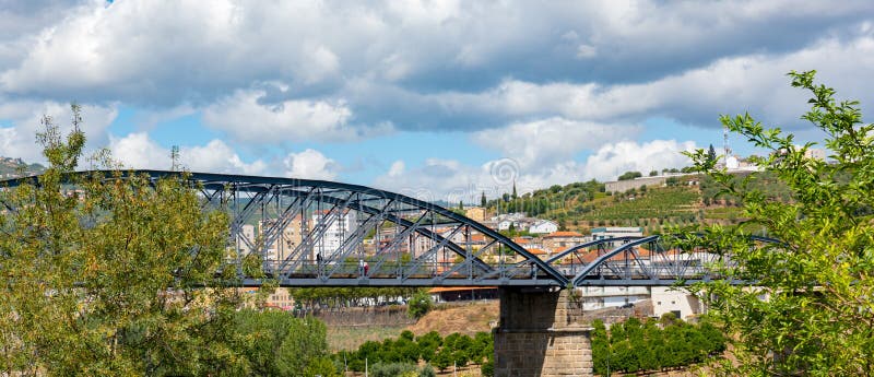 Puente sobre el un rio sobre el en alternativo vino región,.
