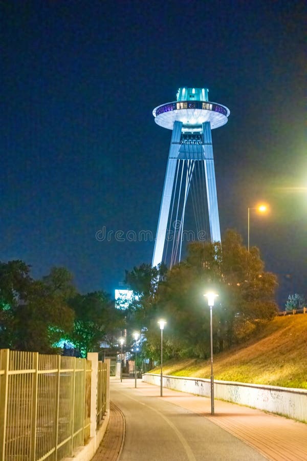 Most SNP a UFO věž vyhlídka přes řeku Dunaj ve městě Bratislava, Slovensko v noci
