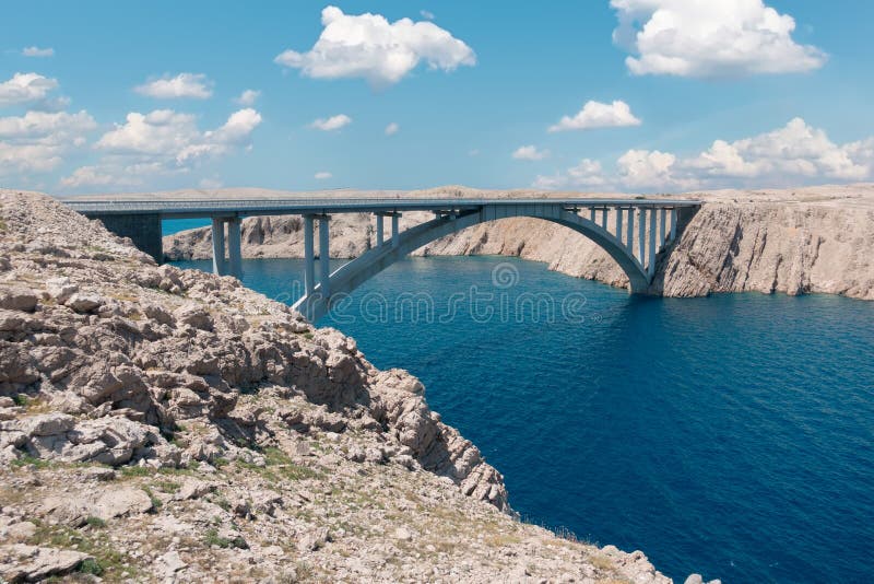Puente sobre el isla de, croata isla en mar Adriatico el mar conectado de acuerdo puente continente.