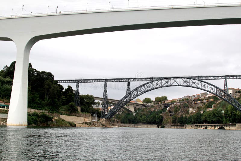 Bridges den moderna gammala oporto portugal järnvägen royaltyfri fotografi