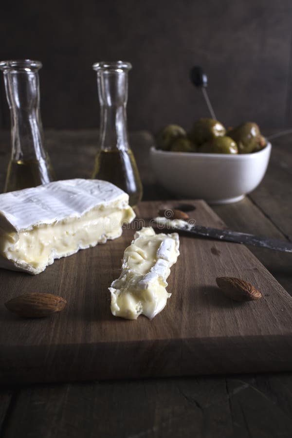 Brie Cheese and Olives foto de archivo. Imagen de cena 97751712