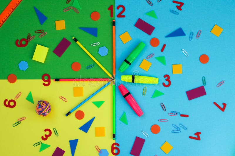 Briefpapier stellt die Hände auf der Uhr dar stockbild Briefpapier stellt die Hände auf der Uhr dar stockbild