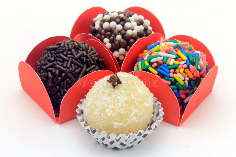 Brigadeiro brygadzista, czekoladowy cukierki typowy Brazylijska kuchnia zakrywająca z cząsteczkami, w białym tle zdjęcie royalty free Brigadeiro brygadzista, czekoladowy cukierki typowy Brazylijska kuchnia zakrywająca z cząsteczkami, w białym tle zdjęcie royalty free