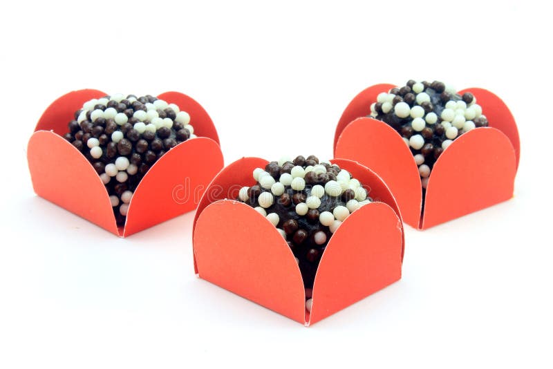 Brigadeiro brygadzista, czekoladowy cukierki typowy Brazylijska kuchnia zakrywająca z cząsteczkami, w białym tle zdjęcie royalty free Brigadeiro brygadzista, czekoladowy cukierki typowy Brazylijska kuchnia zakrywająca z cząsteczkami, w białym tle zdjęcie royalty free
