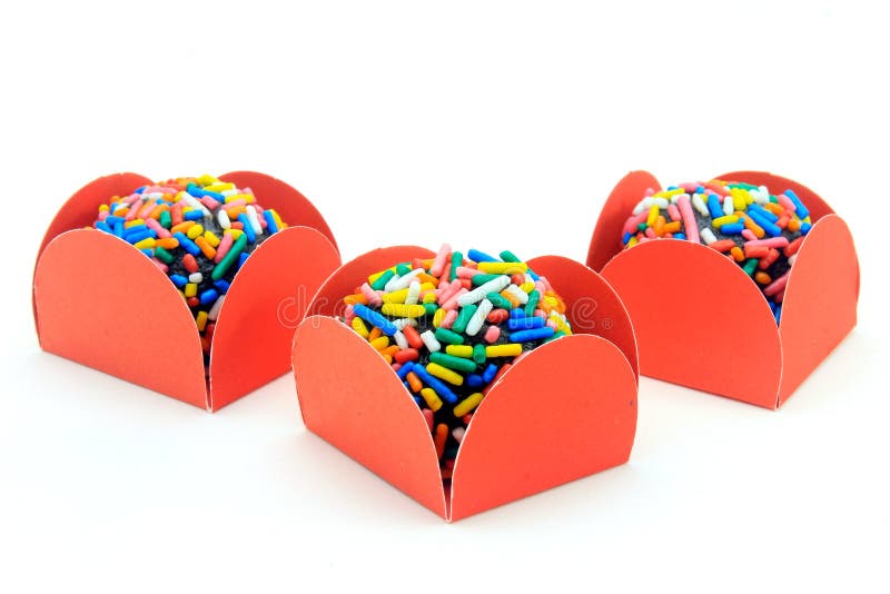 Brigadeiro brygadzista, czekoladowy cukierki typowy Brazylijska kuchnia zakrywająca z cząsteczkami, w białym tle obrazy stock Brigadeiro brygadzista, czekoladowy cukierki typowy Brazylijska kuchnia zakrywająca z cząsteczkami, w białym tle obrazy stock