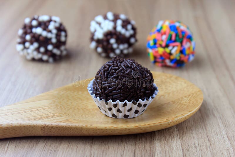 Brigadeiro brygadzista, słodka czekolada typowa Brazylijska kuchnia zakrywająca z cząsteczkami, w drewnianym tle obrazy royalty free Brigadeiro brygadzista, słodka czekolada typowa Brazylijska kuchnia zakrywająca z cząsteczkami, w drewnianym tle obrazy royalty free
