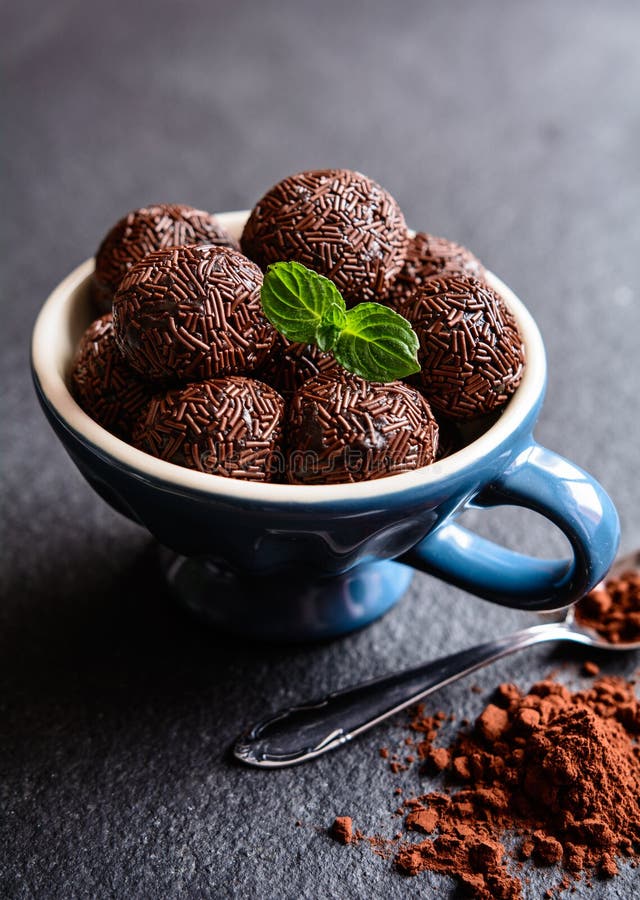 Brigadeiro - tradycyjna Brazylijska czekoladowa delikatność fotografia royalty free Brigadeiro - tradycyjna Brazylijska czekoladowa delikatność fotografia royalty free