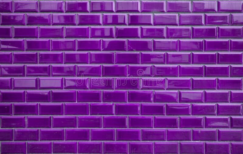 Với điểm nhấn là những viên gạch lấp lánh, tạo nên một hiệu ứng thị giác độc đáo và bắt mắt trên bức tường. Hãy đến và khám phá hình ảnh nền tường gạch màu tím cực kỳ sang trọng này.