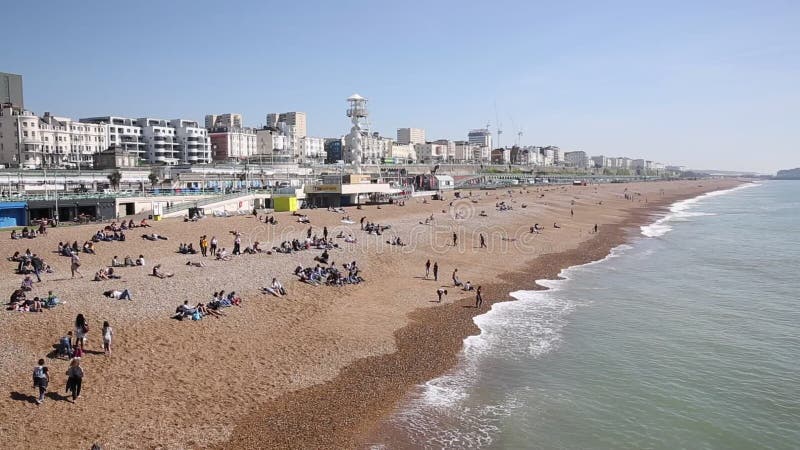 Brighton East Sussex bezig op bankvakantie met mensen op het strand