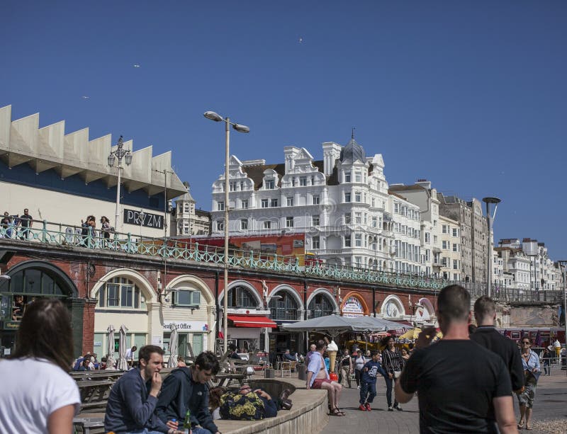 Brighton, Inghilterra - il lungonmare, passeggiata ed alcuni hotel bianchi fotografia stock Brighton, Inghilterra - il lungonmare, passeggiata ed alcuni hotel bianchi fotografia stock