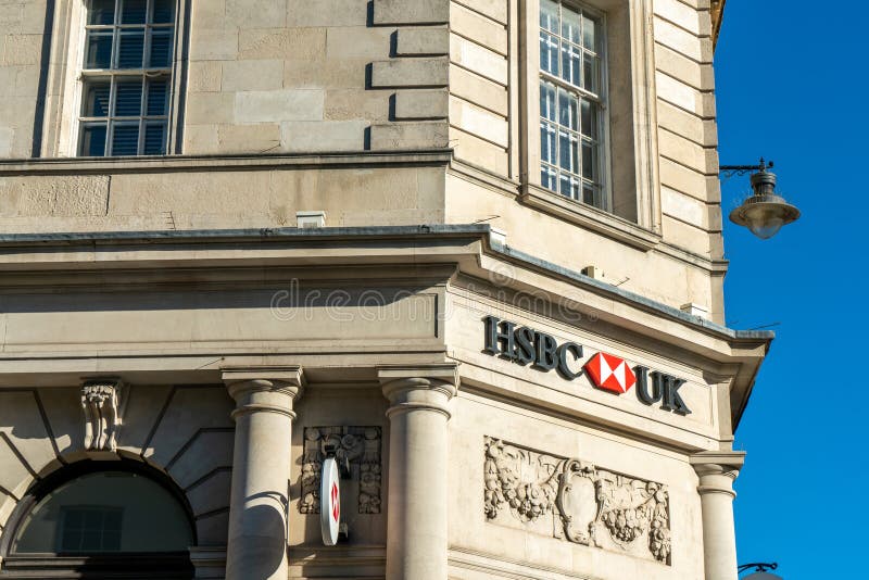 Brighton, Inglaterra 6 de octubre de 2018: El banco de HSBC firma adentro la entrada de la oficina de la sucursal bancaria de HSB imágenes de archivo libres de regalías Brighton, Inglaterra 6 de octubre de 2018: El banco de HSBC firma adentro la entrada de la oficina de la sucursal bancaria de HSB imágenes de archivo libres de regalías
