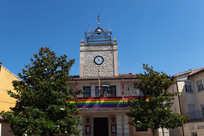 Brihuega ισπανία ιούλιος 1021 : κτίριο δημαρχείου διακοσμημένο με τα χρώματα της σημαίας υπερηφάνειας του λοατκιού brihuega guadal στοκ εικόνα