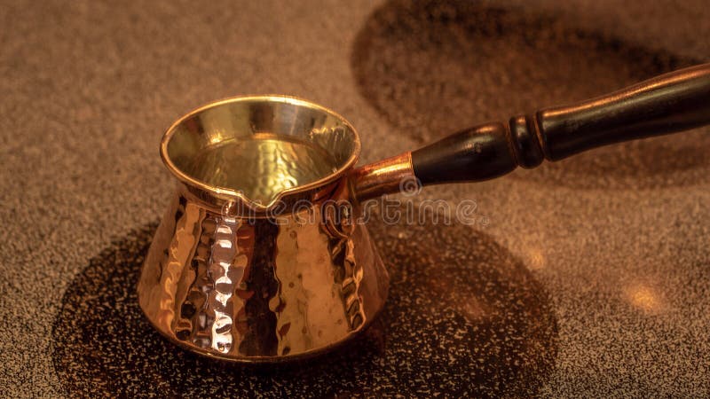 Briki de cuivre pour le café grec et turc, sur le fourneau photographie stock Briki de cuivre pour le café grec et turc, sur le fourneau photographie stock