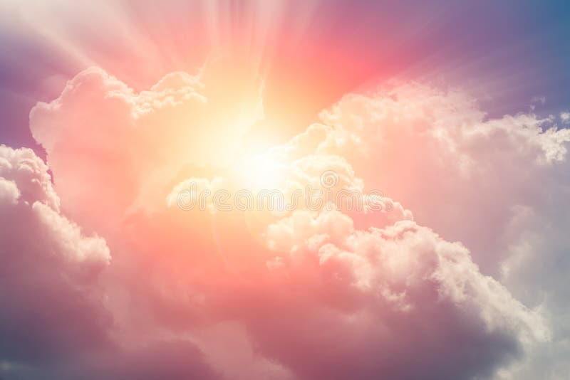 Brilhante ensolarado do céu da nuvem do céu para o futuro