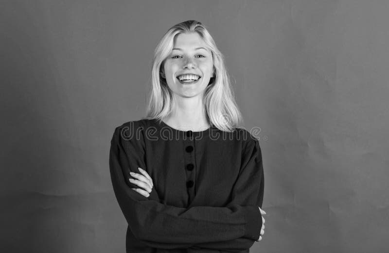 Briljant glimlachconcept Meisjesblonde gelukkig het glimlachen gezicht over rode achtergrond Emotioneel vrouw gelukkig het glimla royalty-vrije stock foto's Briljant glimlachconcept Meisjesblonde gelukkig het glimlachen gezicht over rode achtergrond Emotioneel vrouw gelukkig het glimla royalty-vrije stock foto's