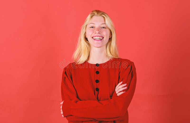 Briljant glimlachconcept Meisjesblonde gelukkig het glimlachen gezicht over rode achtergrond Emotioneel vrouw gelukkig het glimla royalty-vrije stock afbeeldingen Briljant glimlachconcept Meisjesblonde gelukkig het glimlachen gezicht over rode achtergrond Emotioneel vrouw gelukkig het glimla royalty-vrije stock afbeeldingen