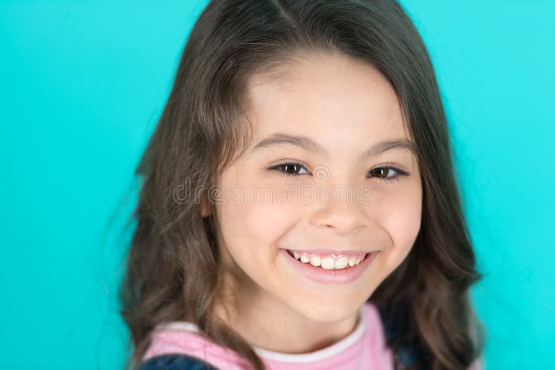 Briljante Glimlach Jong geitje gelukkige geniet onbezorgd van kinderjaren Kind die briljante glimlach turkooise achtergrond charm royalty-vrije stock foto's Briljante Glimlach Jong geitje gelukkige geniet onbezorgd van kinderjaren Kind die briljante glimlach turkooise achtergrond charm royalty-vrije stock foto's