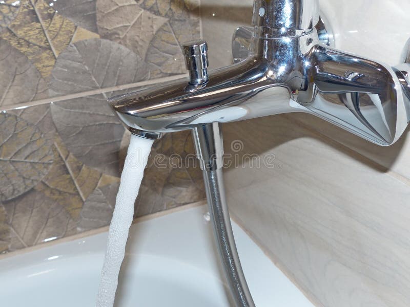 BrillantentZapfmischer für Badewanne und Dusche mit fließendem Wasser Haushalt Selektiver Fokus, flache Feldtiefe lizenzfreie stockfotos BrillantentZapfmischer für Badewanne und Dusche mit fließendem Wasser Haushalt Selektiver Fokus, flache Feldtiefe lizenzfreie stockfotos