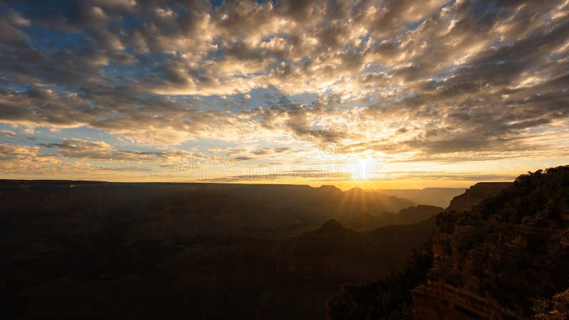 Brillantes rayos de sol a través de las nubes matutinas a través del área silvestre del Gran Cañón almacen de video