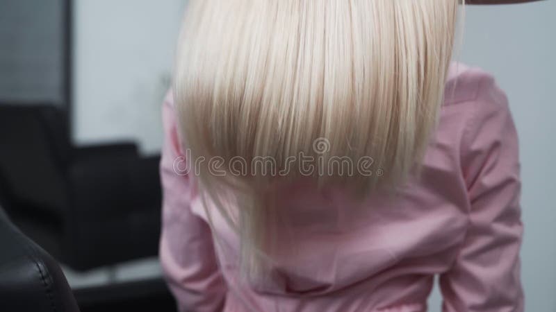 Brillantes, seidiges Haar nach Haarfärbung, Keratin-Straighting im Schönheitssalon