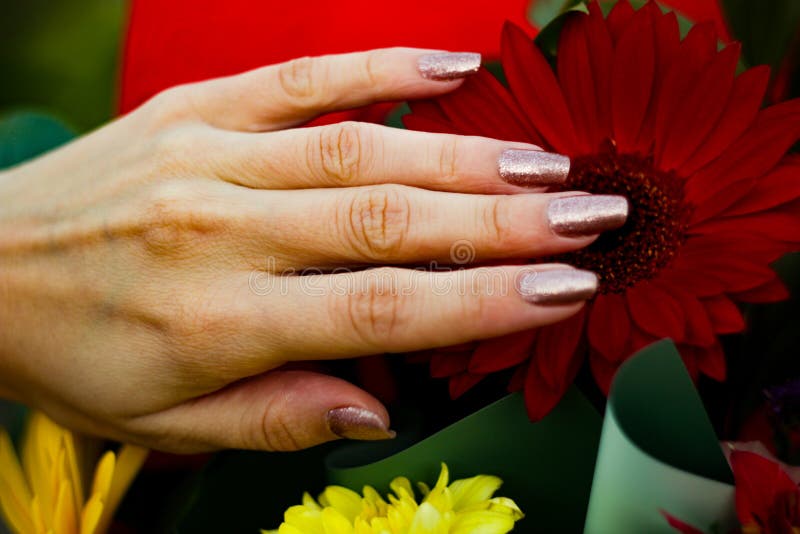 brillantes uñas desnudas sobre el fondo de flores multicolores y coloridas imágenes de archivo libres de regalías brillantes uñas desnudas sobre el fondo de flores multicolores y coloridas imágenes de archivo libres de regalías
