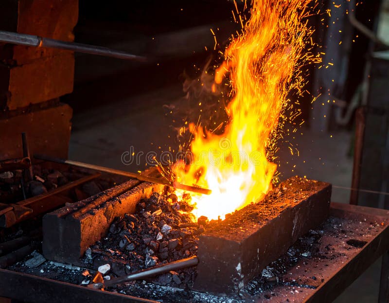 Brillenmetall in einer Schmiede. Funken verkörpern Schöpfungsenergie und Rohenergie. Ideal für Industriefahrzeuge stock abbildung