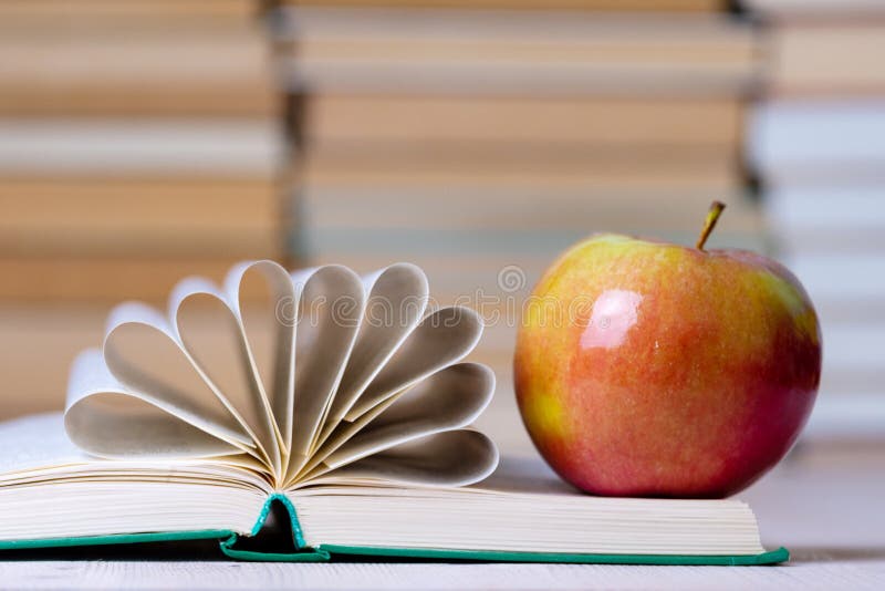 Вкус познания. Яблоко рядом с книгой. Яблоко на книге картинка. Книги и яблоки фото. Тетрадка вкус к знаниям.