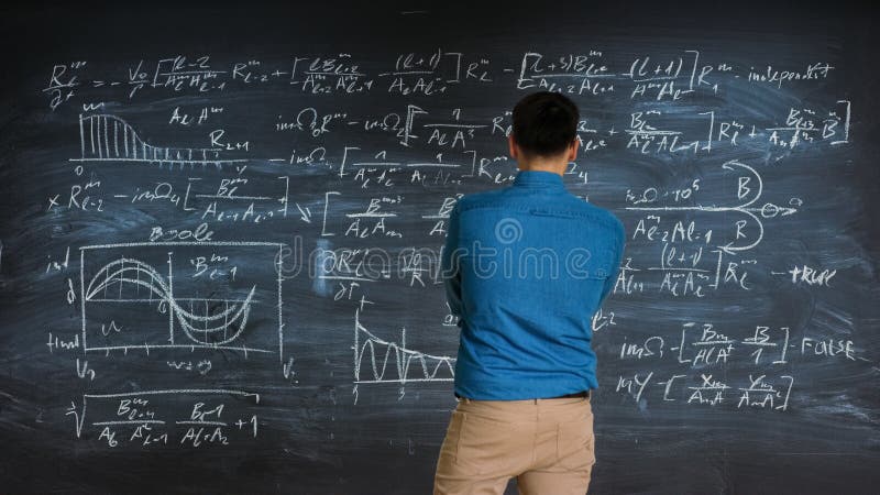 Brillianter junger Mathematiker nähert sich der großen Tafel und denkt darüber nach, lange und komplexe Lösungen zu finden stockfotografie