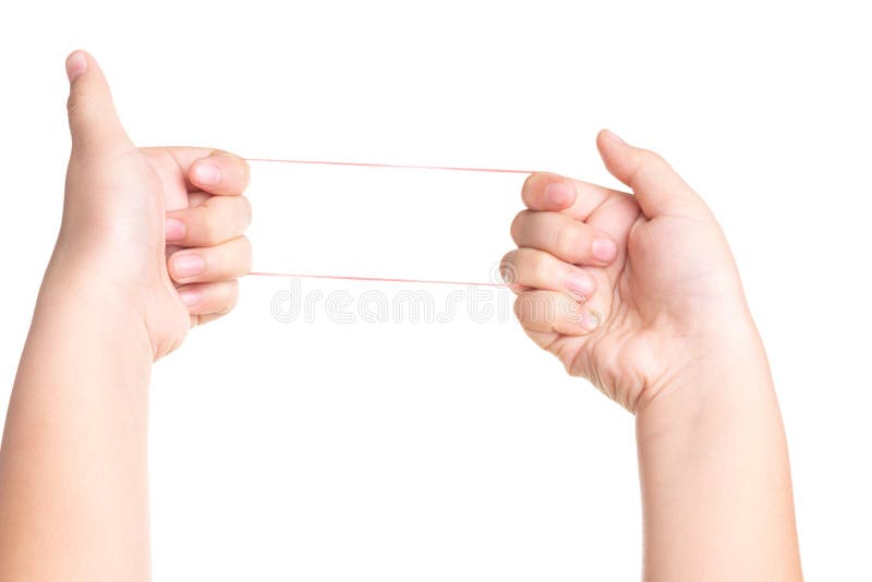 Brincar com a mão de uma criança com uma faixa de borracha elástica isolada em branco