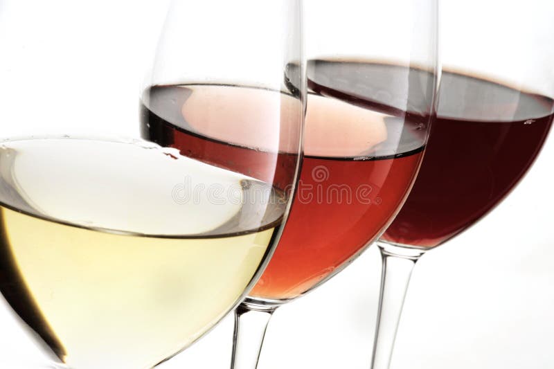 Brindando o vinho vermelho e branco do gesto com respingo, elogios perto acima com o vinho isolado imagens de stock Brindando o vinho vermelho e branco do gesto com respingo, elogios perto acima com o vinho isolado imagens de stock